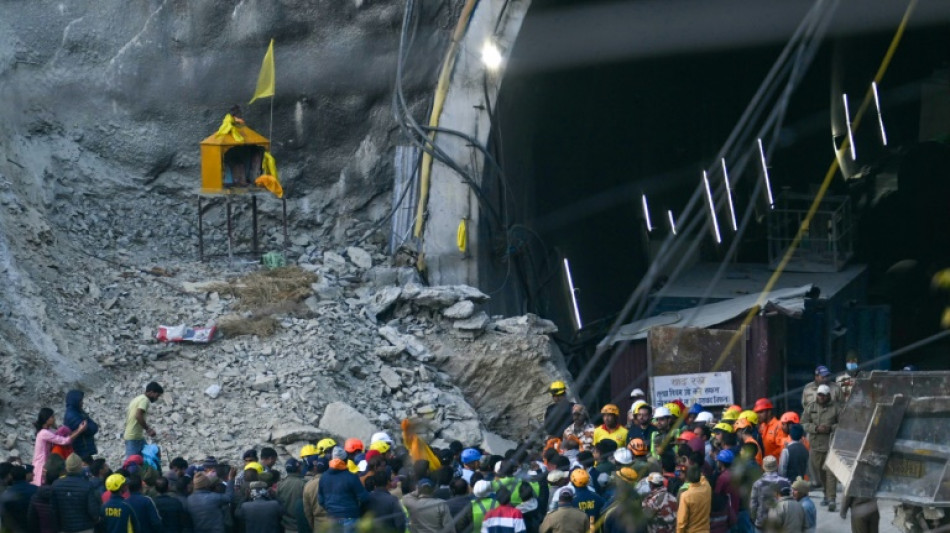 Últimos 14 metros para resgatar trabalhadores presos em túnel na Índia