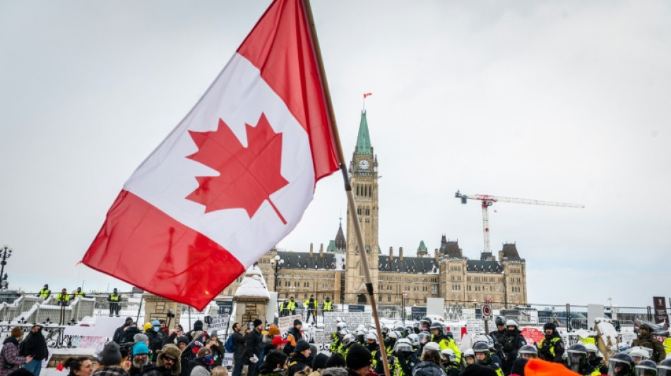 Show of force as Canada police close in on protesters