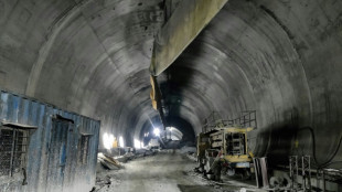 Operaciones con perforadora para liberar a 40 obreros atrapados en un túnel en India