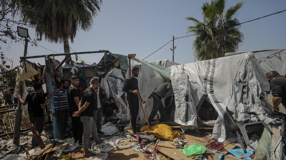 Media, 'dopo raid Idf su ospedale Al-Aqsa tende in fiamme