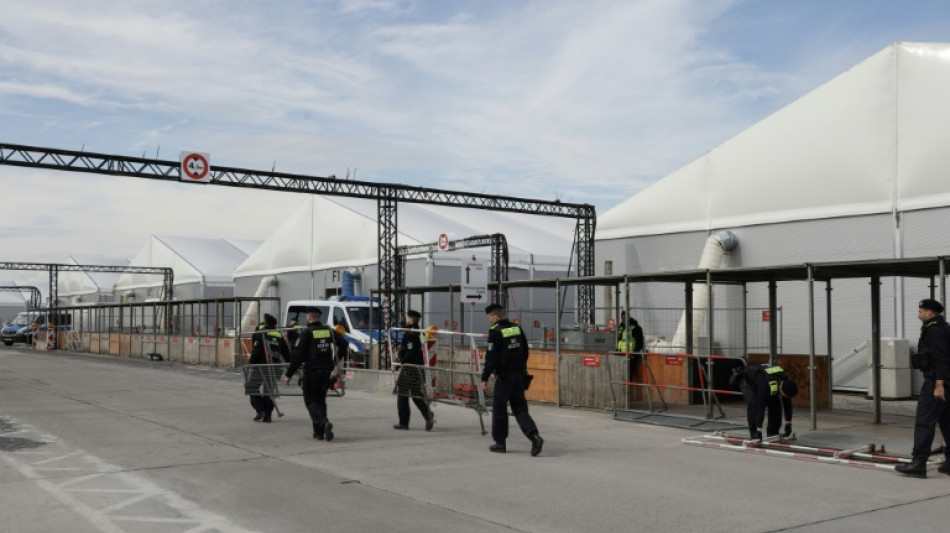 Großes Wohnzelt in zentraler Flüchtlingsunterkunft in Berlin abgebrannt