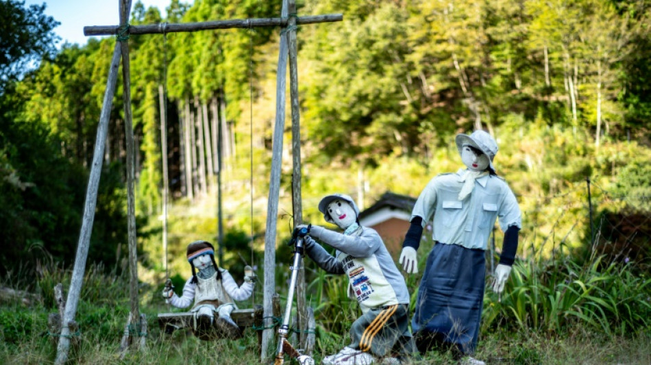 A pequena cidade com uma criança e dezenas de bonecos no Japão