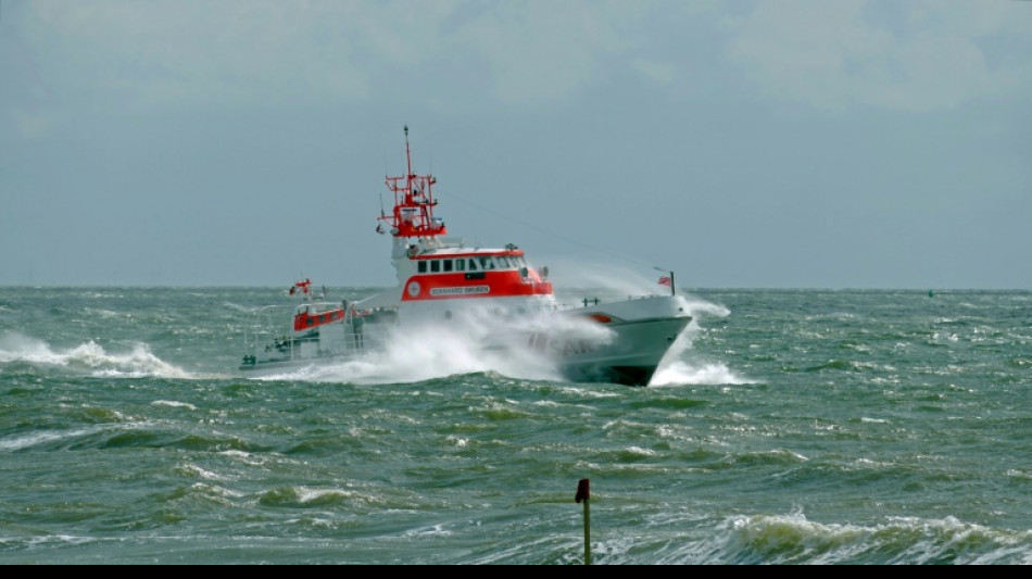 Fischer fällt vor Borkum von Krabbenkutter - Große Suchaktion auf der Nordsee