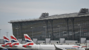 Heathrow reanudará algunos vuelos el viernes tras un incendio que perturbó tráfico aéreo mundial