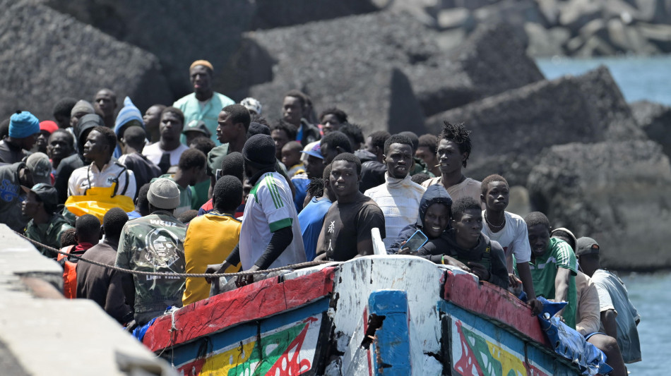 Oltre 130 migranti su due barconi giunti all'alba alle Canarie