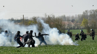 Deux-Sèvres: manifestation contre les "méga-bassines", heurts avec la gendarmerie