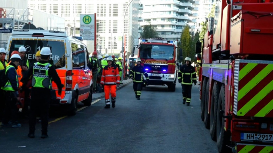 Bergung von noch verschüttetem Toten nach Arbeitsunfall in Hamburg läuft weiter