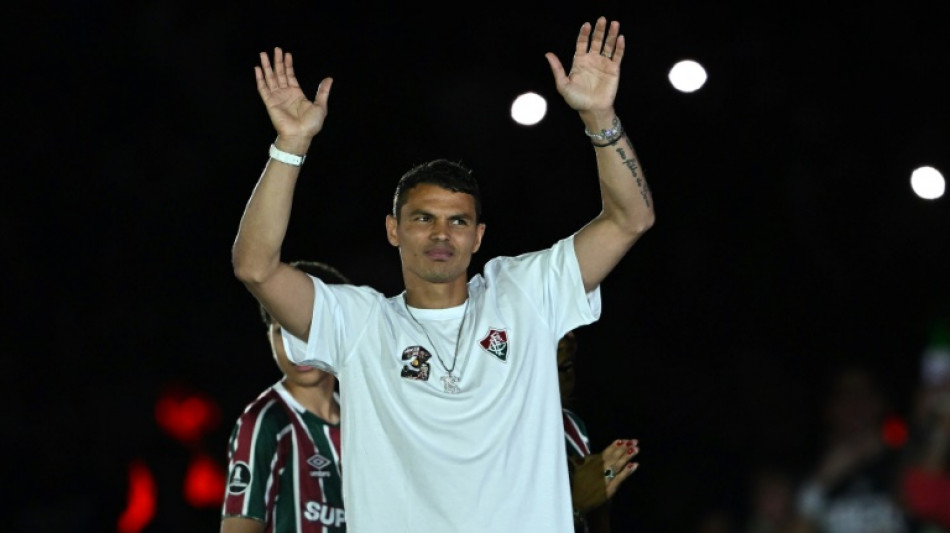 Torcida do Fluminense dá as boas-vindas a Thiago Silva no Maracanã