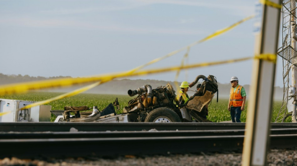 Un tren descarrila en el centro de EEUU y deja 3 muertos