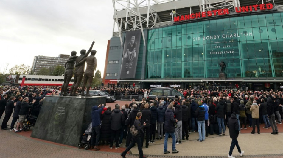 Miles de personas despiden a Bobby Charlton en las calles de Mánchester