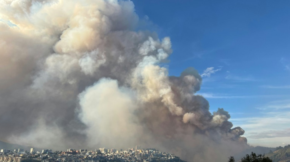 Cinco incendios forestales simultáneos cubren de humo y ceniza a Quito