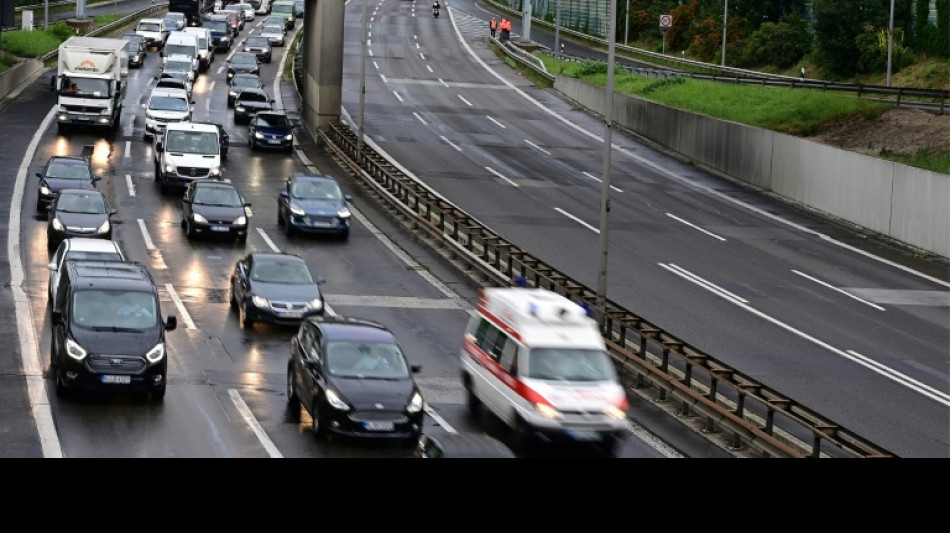 Klimademonstranten seilen sich von Autobahnbrücke bei Bremen ab