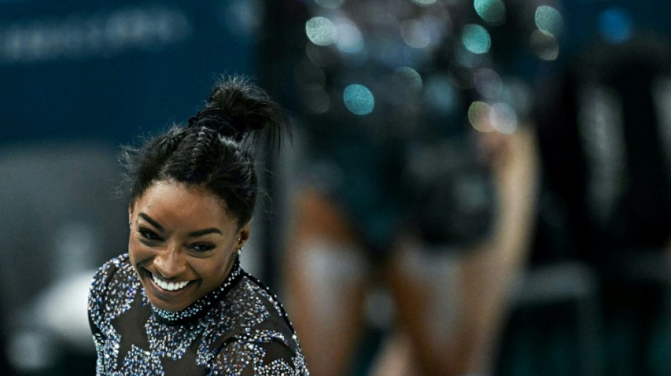 Simone Biles brilla en su debut en París-2024, a pesar de un susto en la pierna