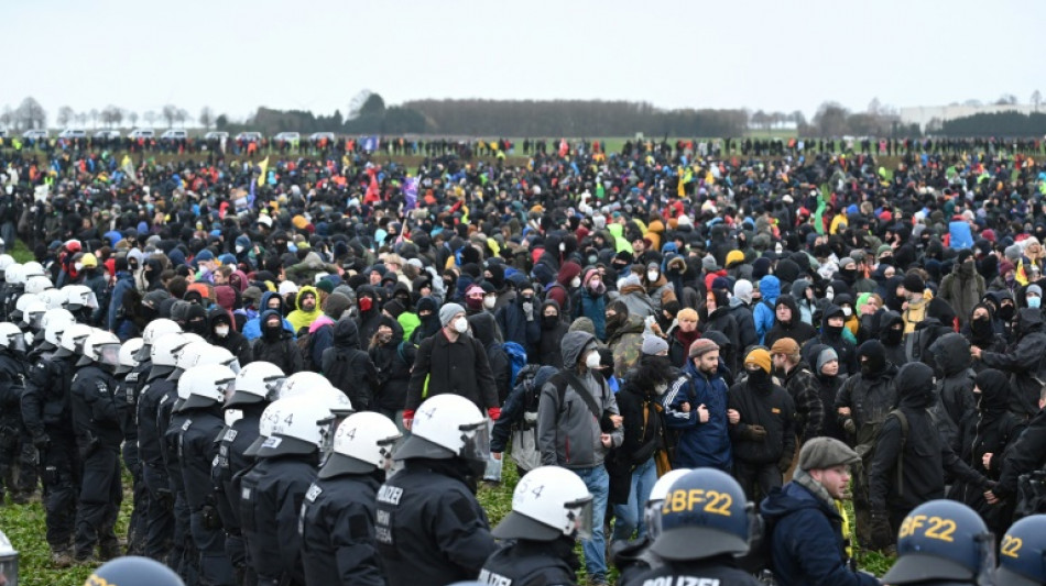 Unos 70 policías resultaron heridos en una manifestación contra una mina en Alemania