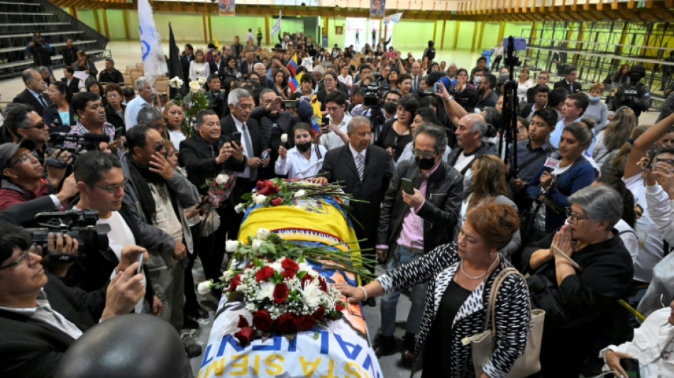 Candidato à presidência é sepultado após homenagem pública no Equador