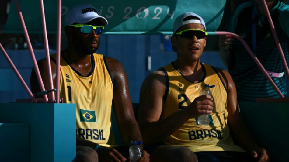 Evandro e Arthur perdem para suecos e caem nas quartas do vôlei de praia em Paris