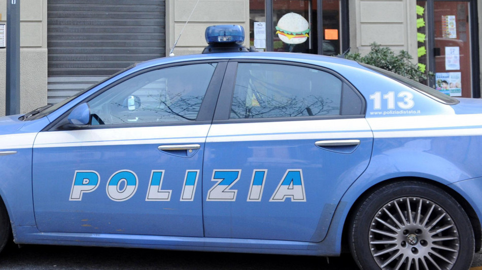 Grave poliziotto accoltellato a Milano