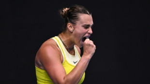 Sabalenka pasa a tercera ronda en Melbourne y la campeona olímpica Zheng cae eliminada