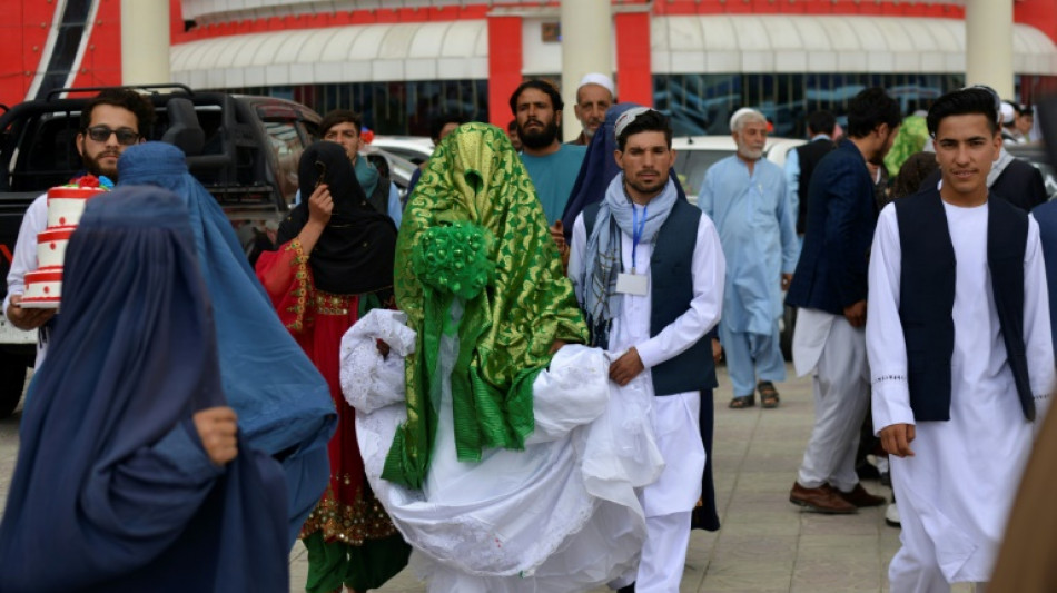 Afghanistan: mariage collectif et austère pour 70 couples à Kaboul