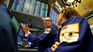 Wall Street ralentit, pause au terme d'une semaine folle