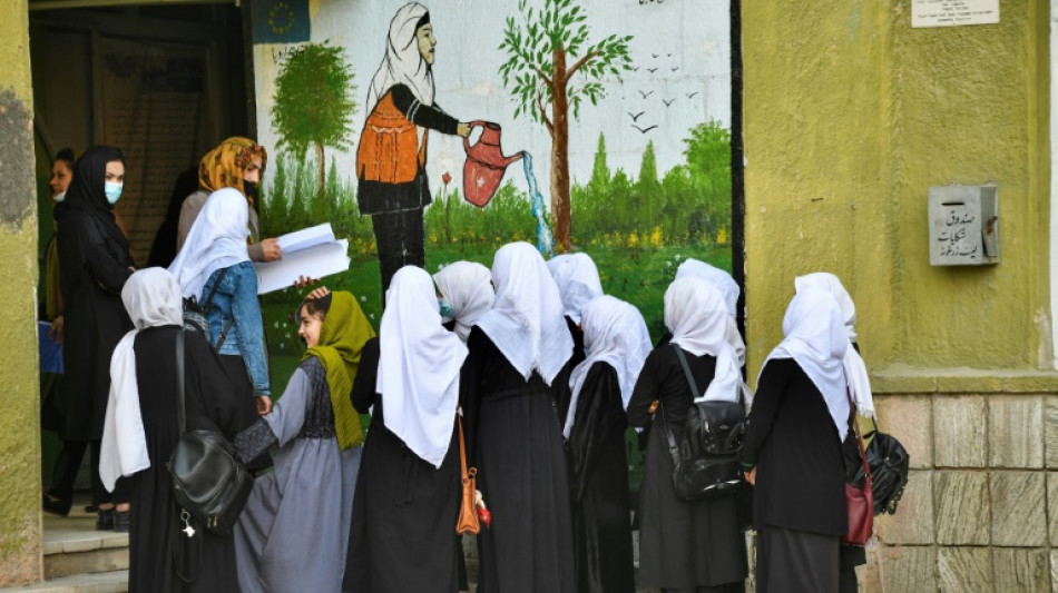 De la joie aux larmes, les filles afghanes subitement privées d'école par les talibans