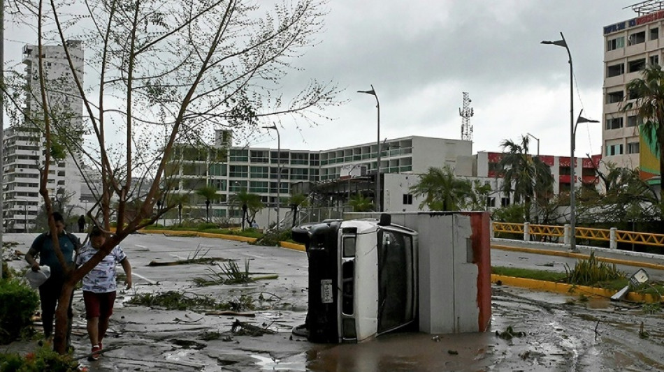 Furacão deixa Acapulco isolada em sua passagem pelo México