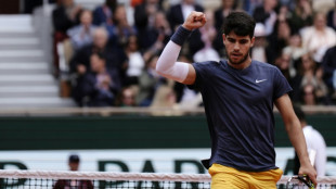 Alcaraz vence Auger-Aliassime sem sustos e vai às quartas de final de Roland Garros