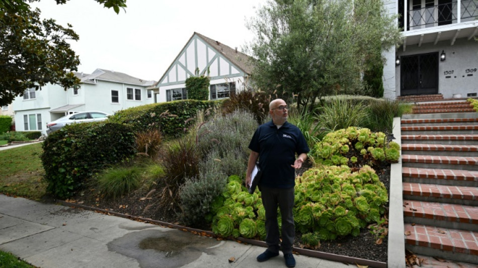 'Water police' patrol drought-hit Los Angeles streets