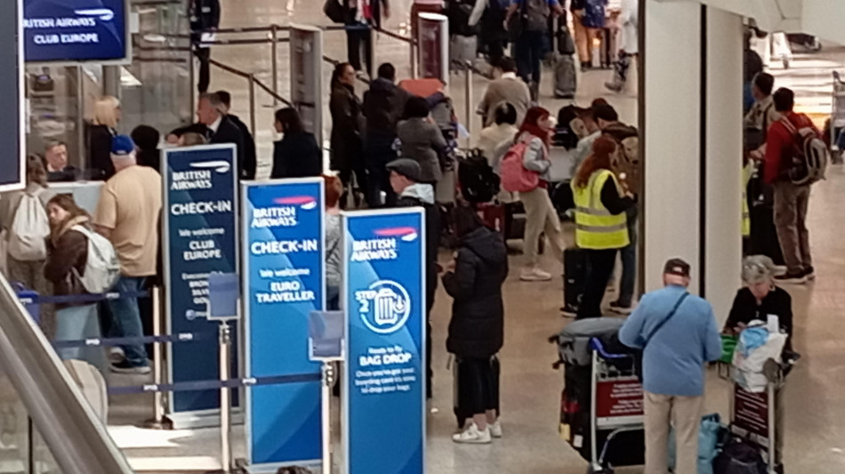 Heathrow rafforza il personale, oggi 10.000 passeggeri in più