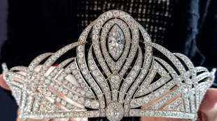 Una tiara de coronación brilla en subasta de joyas en Ginebra