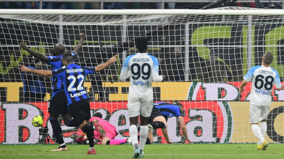 Dzeko hands Napoli first defeat to crack open Serie A title race