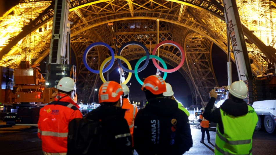 Workers remove Olympic rings from Eiffel Tower -- for now 