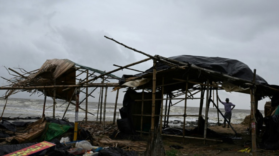 Le cyclone Dana frappe l'Inde, des arbres et lignes électriques détruits