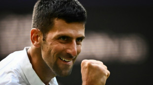 Djokovic y Swiatek avanzan sin un rasguño en un Wimbledon pasado por agua