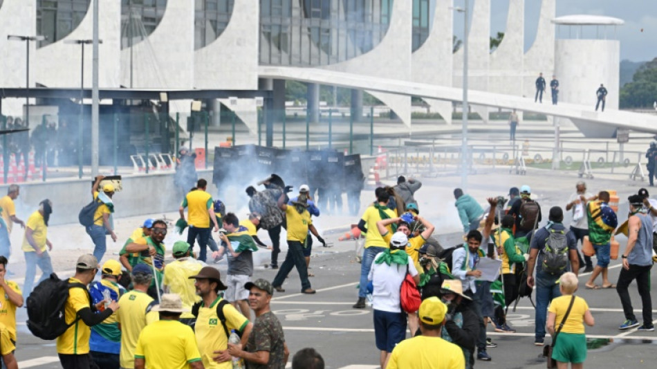 Brésil: affrontements entre policiers et bolsonaristes massés devant le Congrès