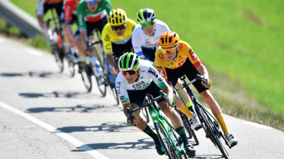 El ciclista Josu Etxeberria, del Caja Rural, en observación tras un accidente entrenando