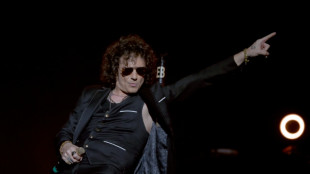 El rockero español Bunbury abandona los escenarios por problemas de salud