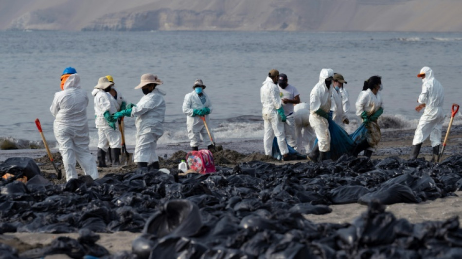 Au Pérou, les vacanciers ont déserté les plages souillées de pétrole