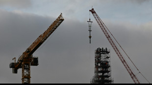 Cruz é colocada novamente no topo da catedral de Notre-Dame, em Paris