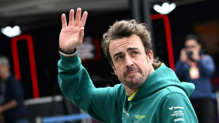 Fernando Alonso renova com Aston Martin