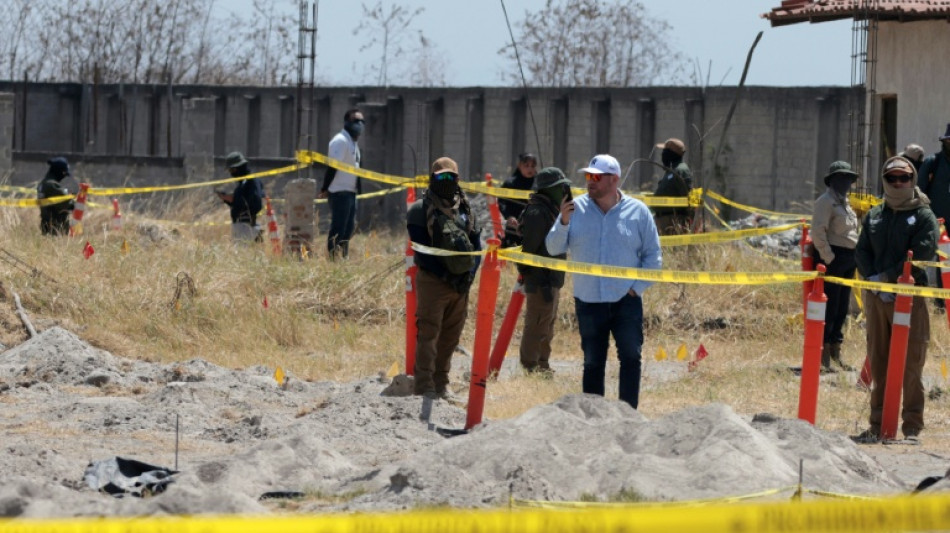 Familiares de desaparecidos recorren desesperados finca donde hallaron restos en México