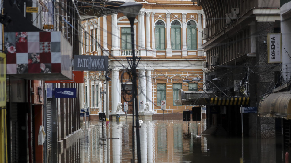 Cala il livello dell'acqua a Porto Alegre, nel sud del Brasile