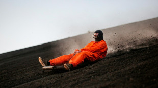 Au Nicaragua, le "volcano boarding", ou surfer sur les pentes d'un volcan