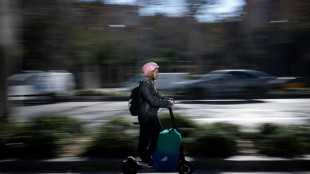 Barcelona hace obligatorio el uso del casco en los patinetes eléctricos