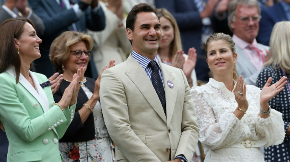 Federer é ovacionado em primeira visita a Wimbledon após aposentadoria