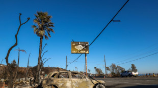 Evacuados por incêndios de Los Angeles não poderão retornar por pelo menos uma semana