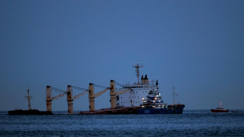 Fuel del buque encallado en Gibraltar llega a la costa