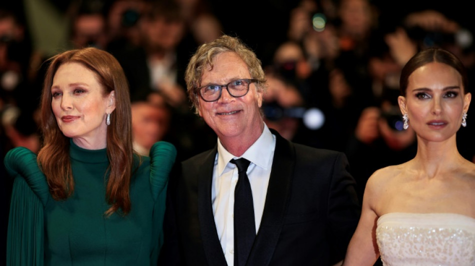 Julianne Moore y Natalie Portman juegan al escondite en el film "May December" en Cannes