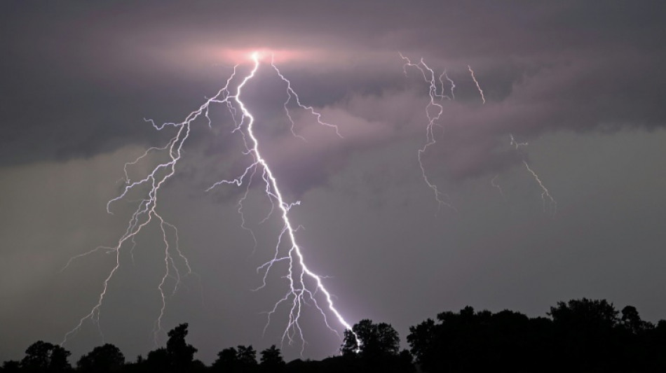 Heftige Unwetter in Teilen Deutschlands: Straßen überschwemmt und Züge gestrandet