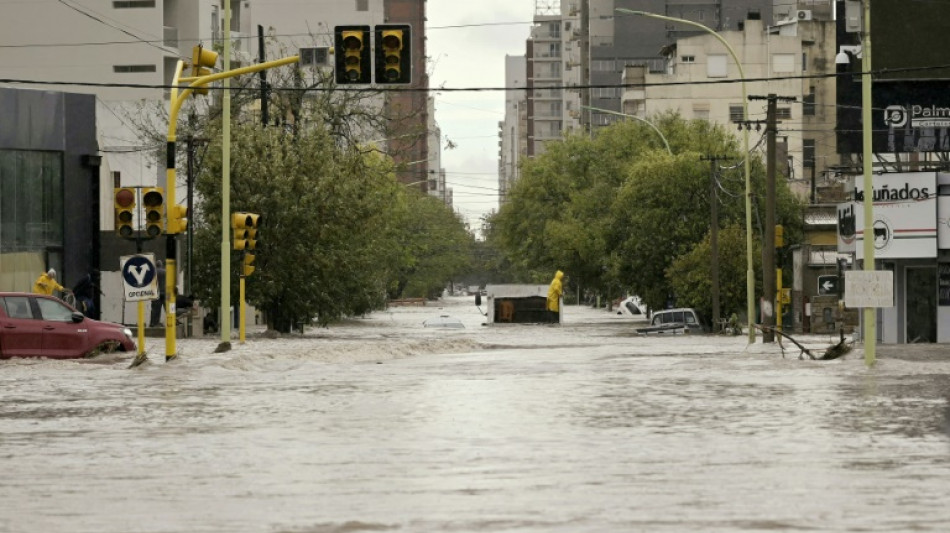 Busca por sobreviventes de inundação em cidade argentina continua